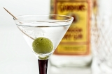 Martini Dry: ingredienti, ricetta e storia di un cocktail “italiano”